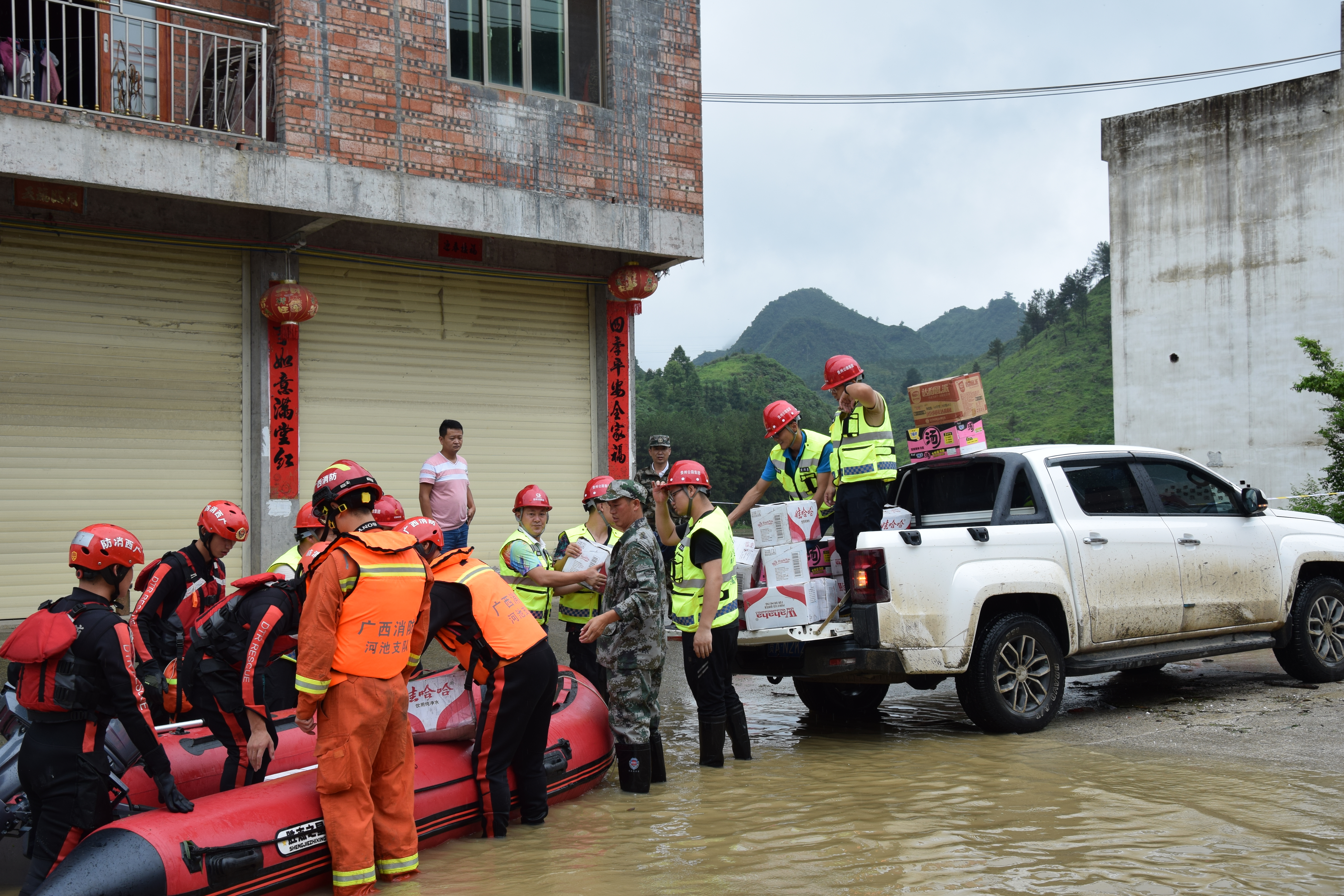 平天1标党支部组织干部职工协助广西月里镇地方消防力量转运抗洪救灾物资.JPG