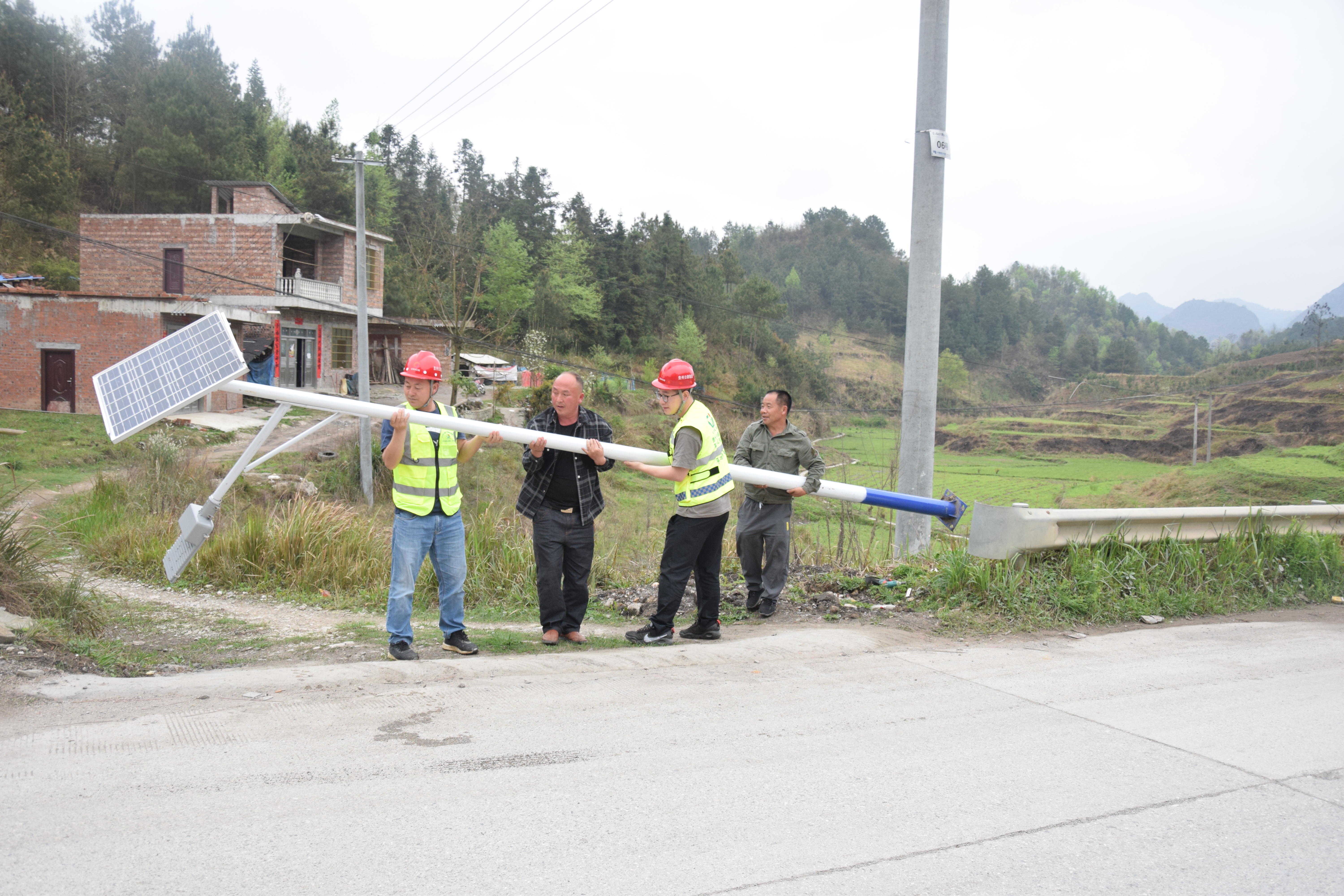平天1标党员干部免费为月里镇安装太阳能路灯.JPG