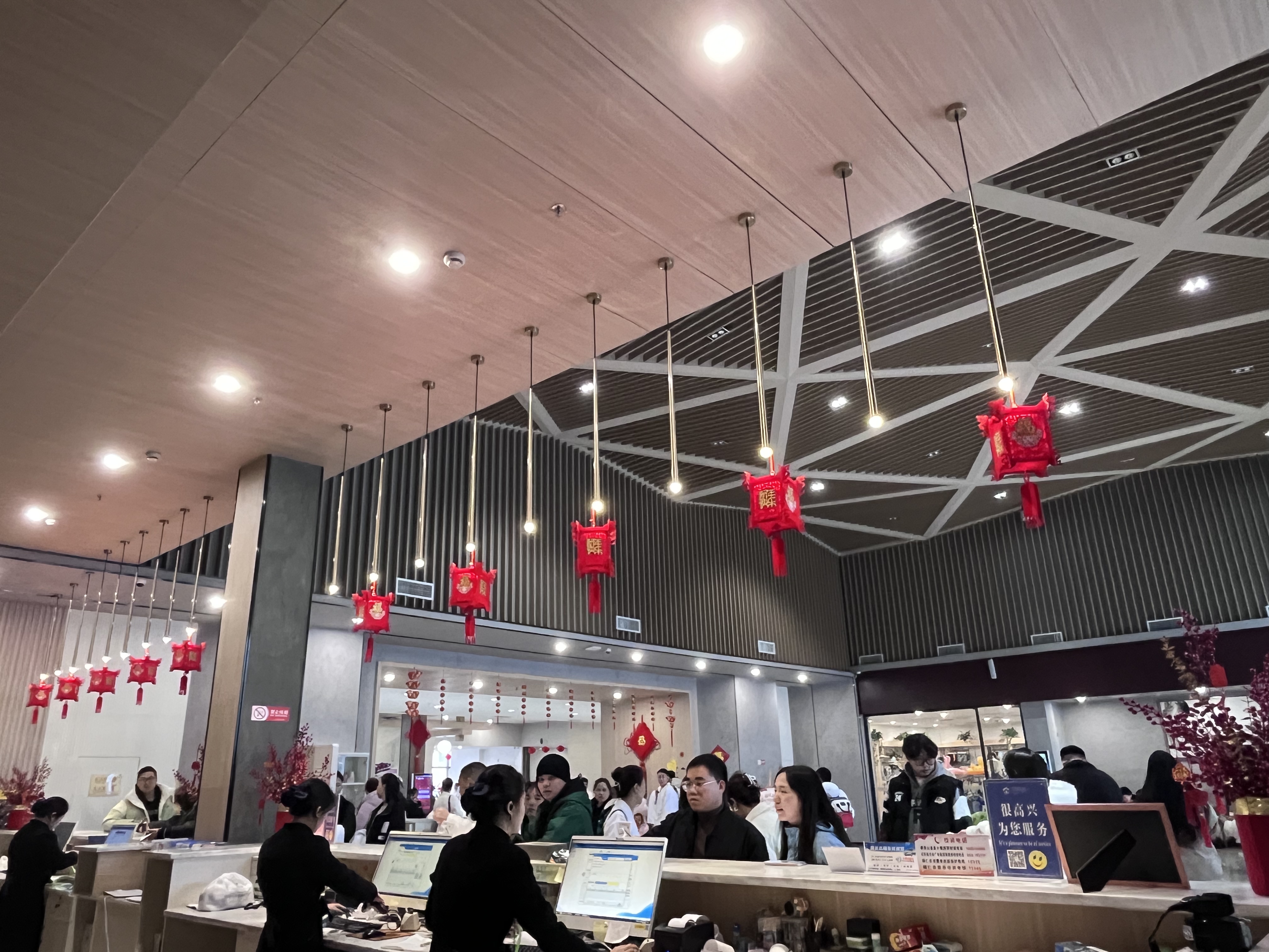 元旦温泉前台接待照片.jpg