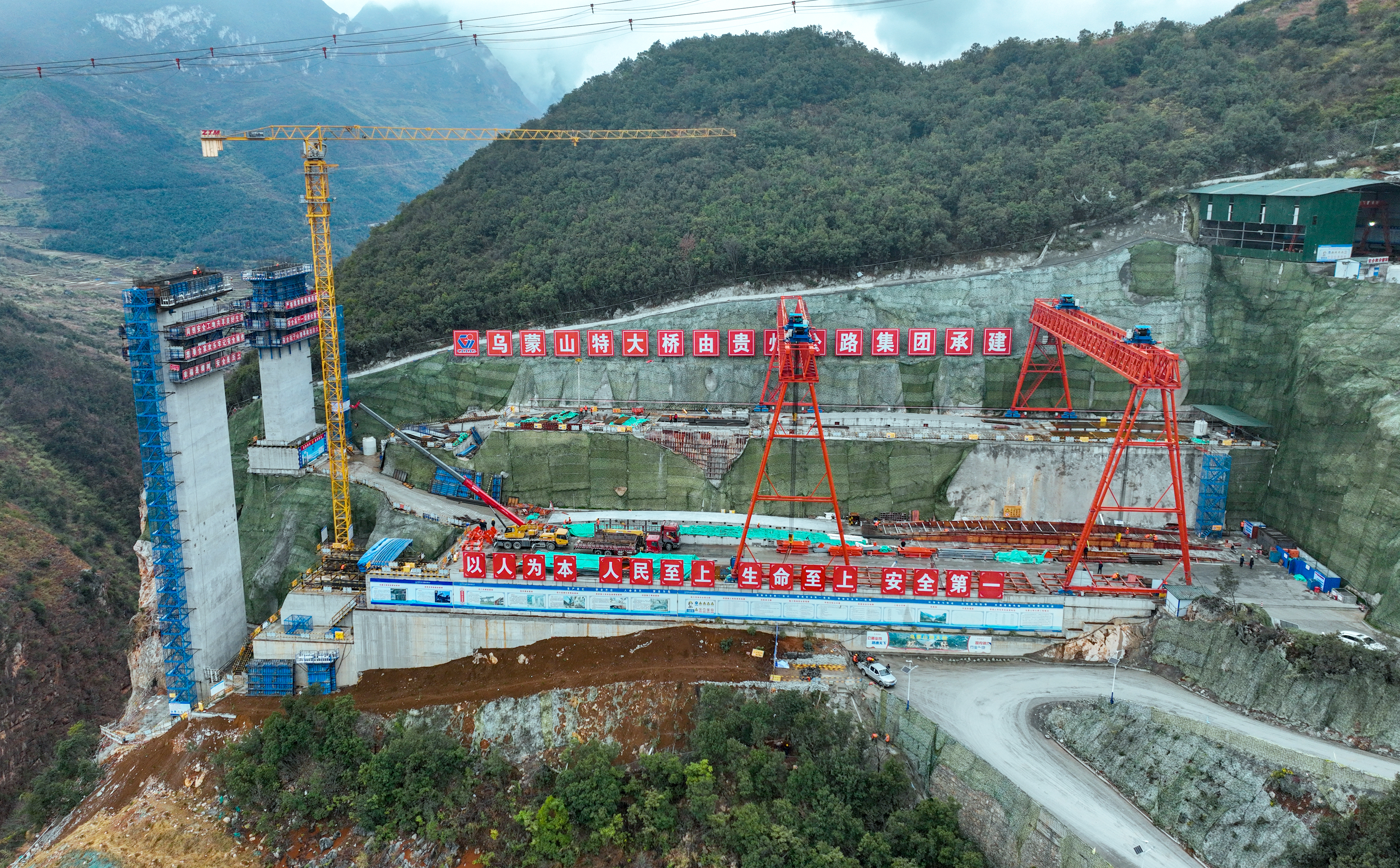 乌蒙山特大桥预拼场采用上下双台阶布置.jpg