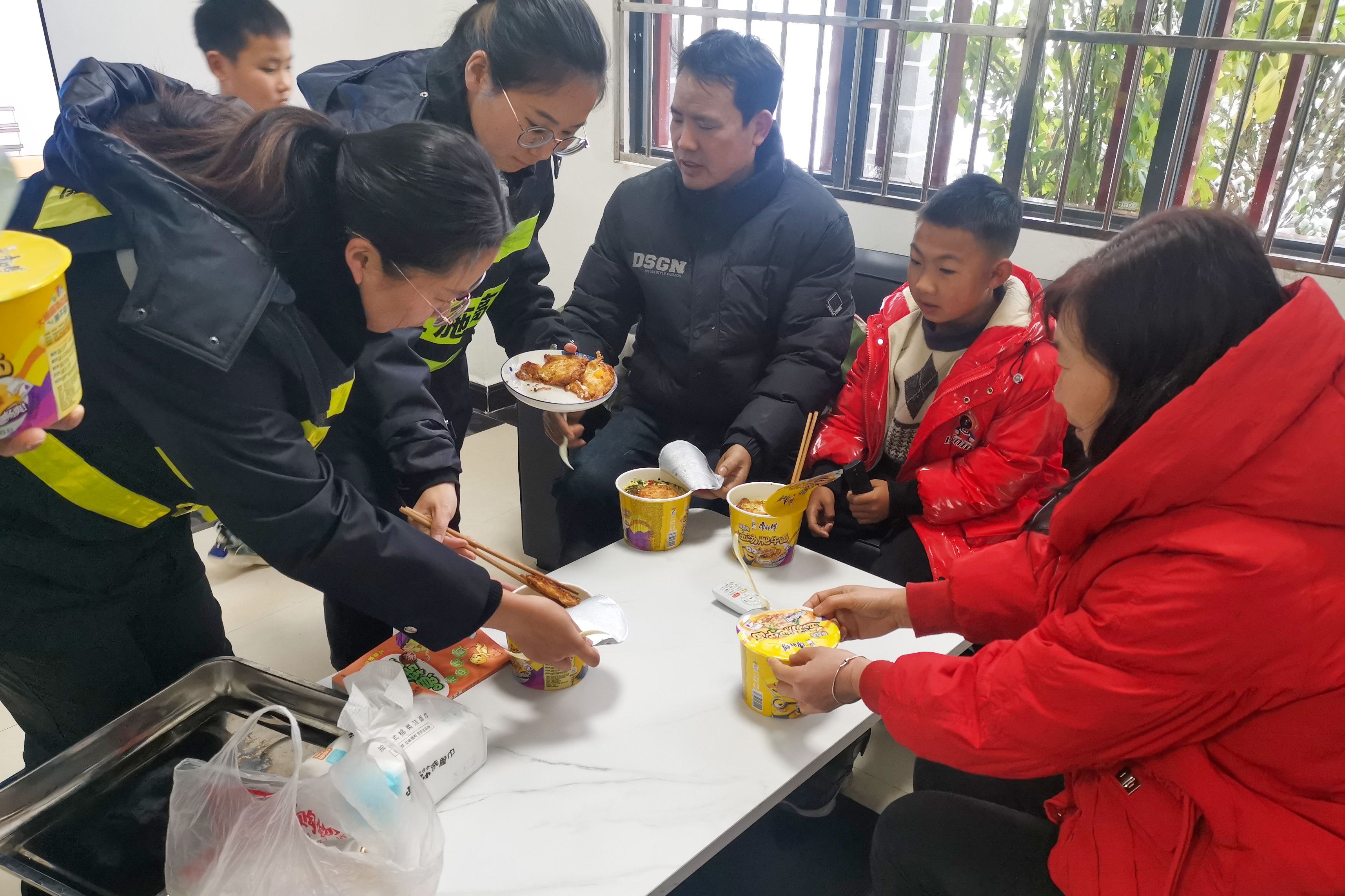 司乘人员在司机休息室就餐.jpg