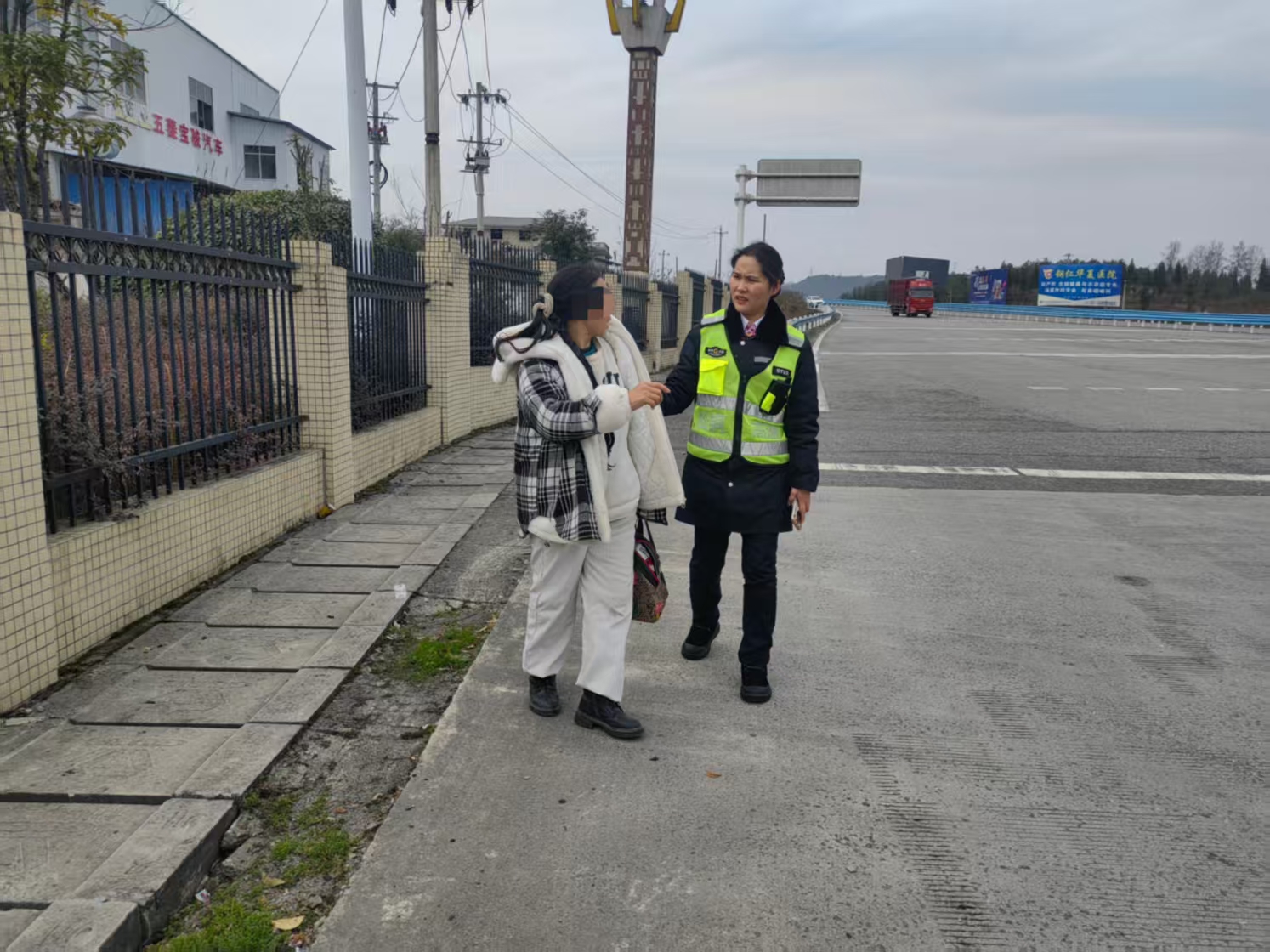 搀扶女子出站..jpg