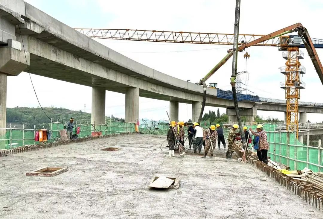 匝道浇筑现场.jpg